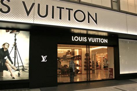 ingrosso abbigliamento louis vuitton contatti roma|Louis Vuitton stores.